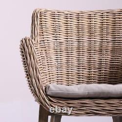 Chaise Kube en rotin avec coussin gris et pieds en bois naturel