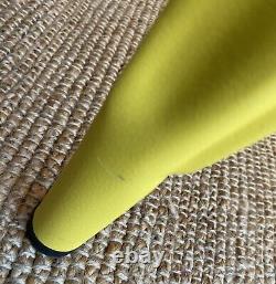 Chaise Tolix A en acier métallique jaune + coussin gris, pour intérieur et extérieur