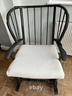 Chaise à bascule peinte en gris foncé et nouvellement rembourrée avec coussin