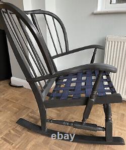 Chaise à bascule peinte en gris foncé et nouvellement rembourrée avec coussin