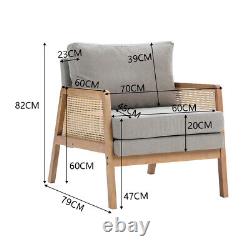 Chaise longue simple en tissu avec cadre en bois, accoudoirs en rotin et siège de détente près de la cheminée.
