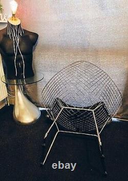 Chaise rétro de style Harry Bertoia avec dossier en fil de diamant, coussin de siège gris, chaise en chrome.
