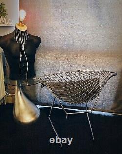 Chaise rétro de style Harry Bertoia avec dossier en fil de diamant, coussin de siège gris, chaise en chrome.