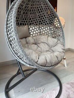 Chaise suspendue de jardin en rotin avec coussins gris inclus