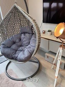 Chaise suspendue de jardin en rotin avec coussins gris inclus