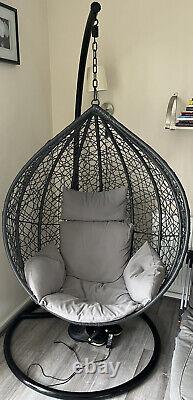 Coussin de balançoire pour chaise suspendue en rotin et osier gris, utilisable à l'intérieur comme à l'extérieur.