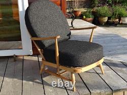 Coussins et housses uniquement. Chaise Ercol 203. Camira FL768 en couture gris anthracite.