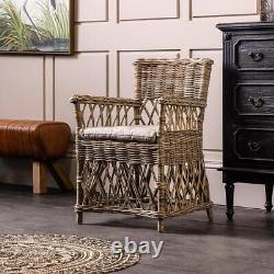 Fauteuil en rotin à dossier haut avec coussin gris, style classique de chaise de salle à manger