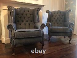 Paire De Chairs De Dos Chesterfield Queen Anne Wing Vintage Cuir & Harris Tweed