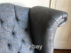Paire De Chairs De Dos Chesterfield Queen Anne Wing Vintage Cuir & Harris Tweed